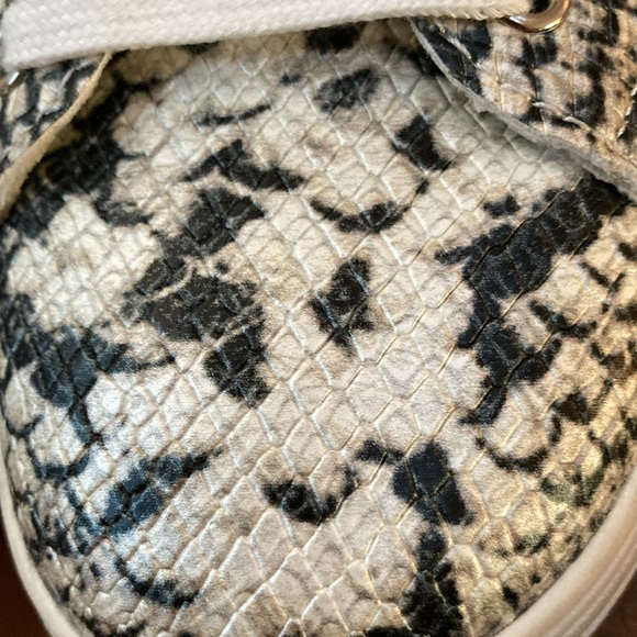 Aldo python print sneakers size 7.5 ultra comfy - Picture 6 of 7